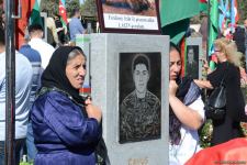 Azerbaijani people paying tribute to memory of martyrs  (PHOTO)