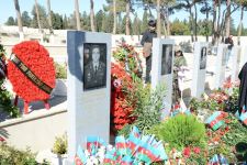 Azerbaijani people paying tribute to memory of martyrs  (PHOTO)