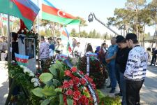 Azerbaijani people paying tribute to memory of martyrs  (PHOTO)