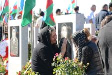 Azerbaijani people paying tribute to memory of martyrs  (PHOTO)