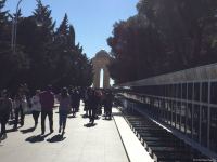 Azerbaijani people paying tribute to memory of martyrs  (PHOTO)