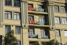 Улицы и проспекты Баку в День памяти украшены азербайджанскими флагами (ФОТО)