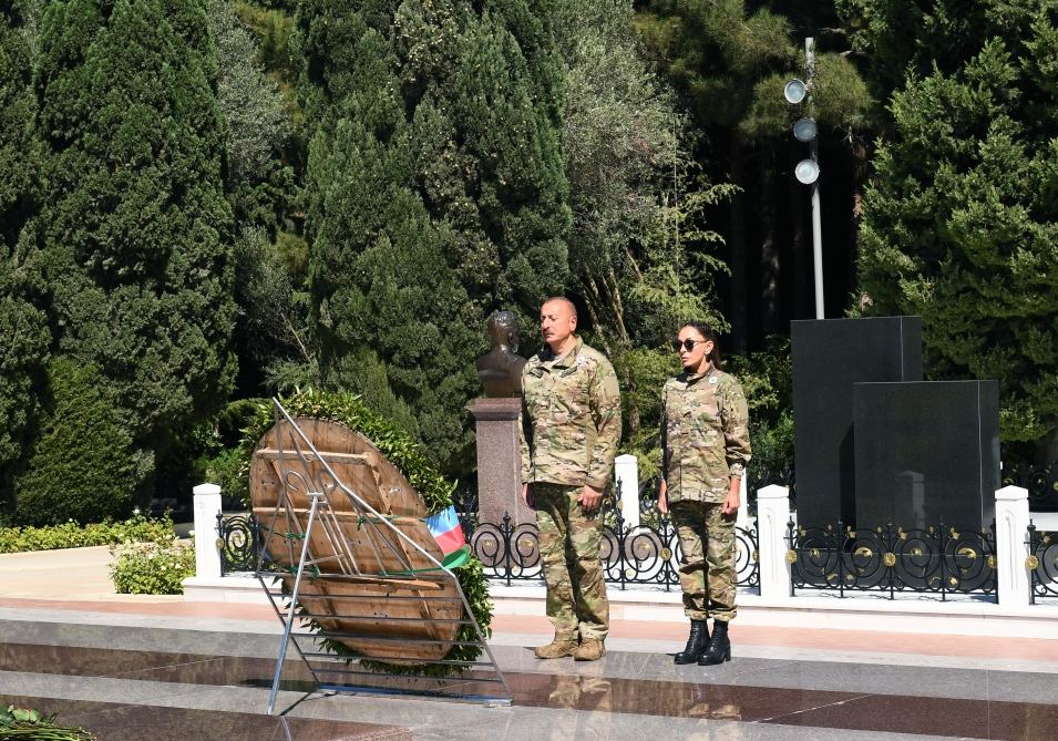 President Ilham Aliyev and First Lady Mehriban Aliyeva visit grave of national leader Heydar Aliyev at Alley of Honors (PHOTO)