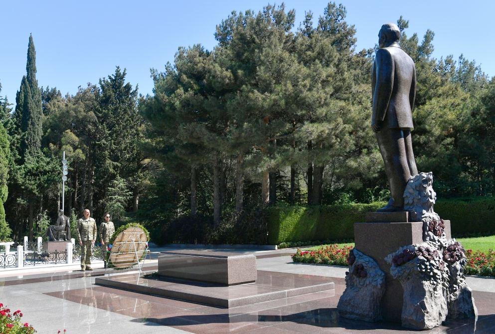 President Ilham Aliyev and First Lady Mehriban Aliyeva visit grave of national leader Heydar Aliyev at Alley of Honors (PHOTO)