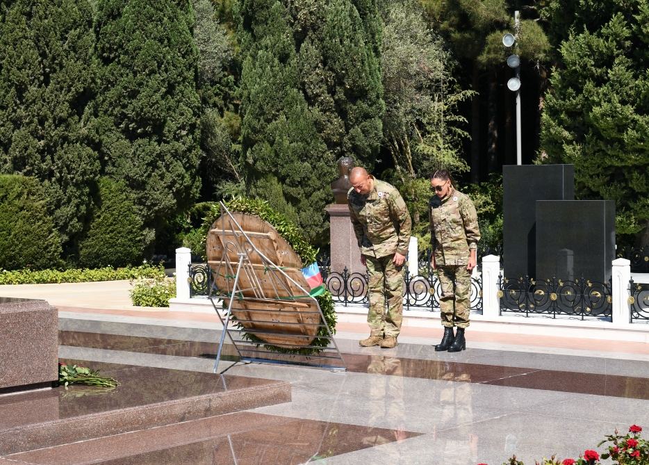 President Ilham Aliyev and First Lady Mehriban Aliyeva visit grave of national leader Heydar Aliyev at Alley of Honors (PHOTO)