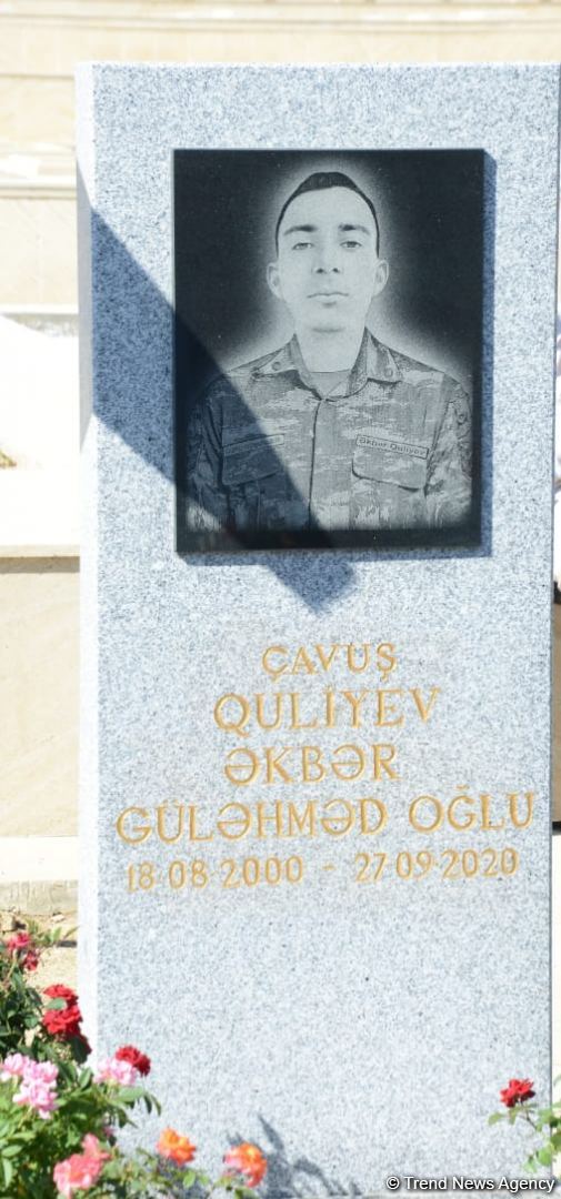 Azerbaijani people paying tribute to memory of martyrs  (PHOTO)