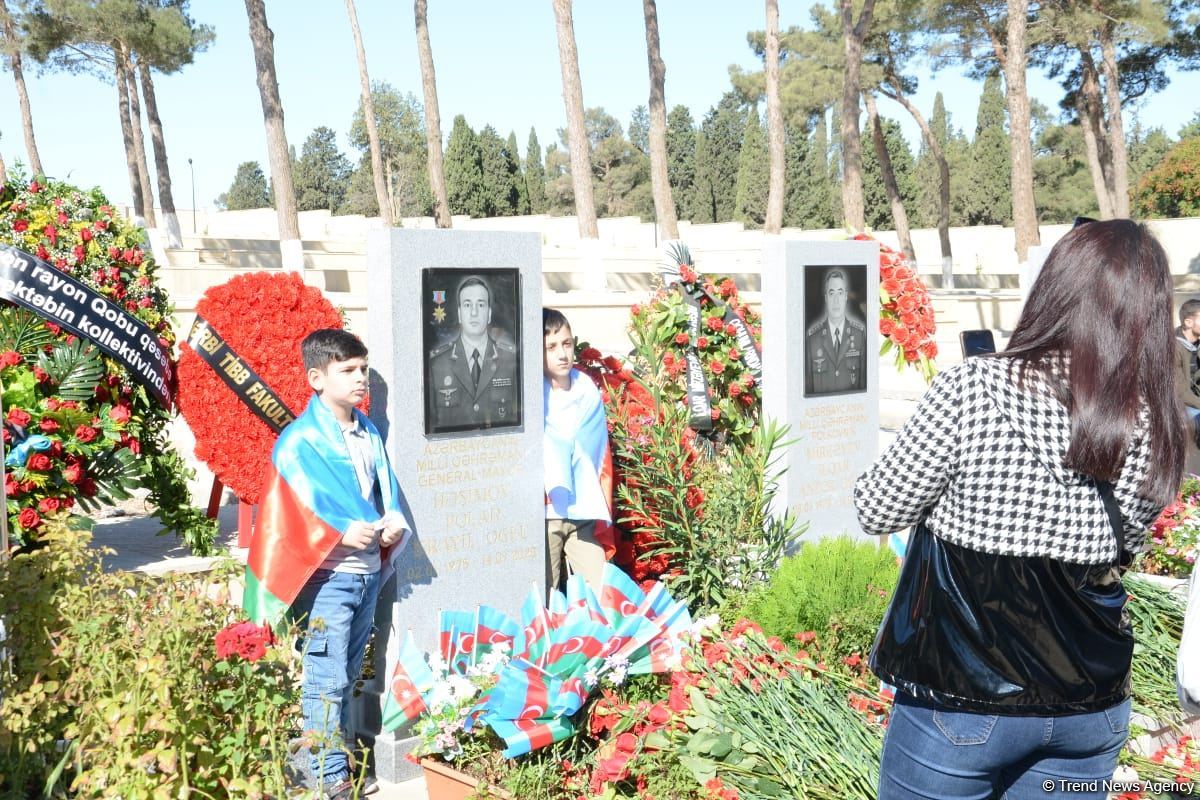 Azerbaijani people paying tribute to memory of martyrs  (PHOTO)
