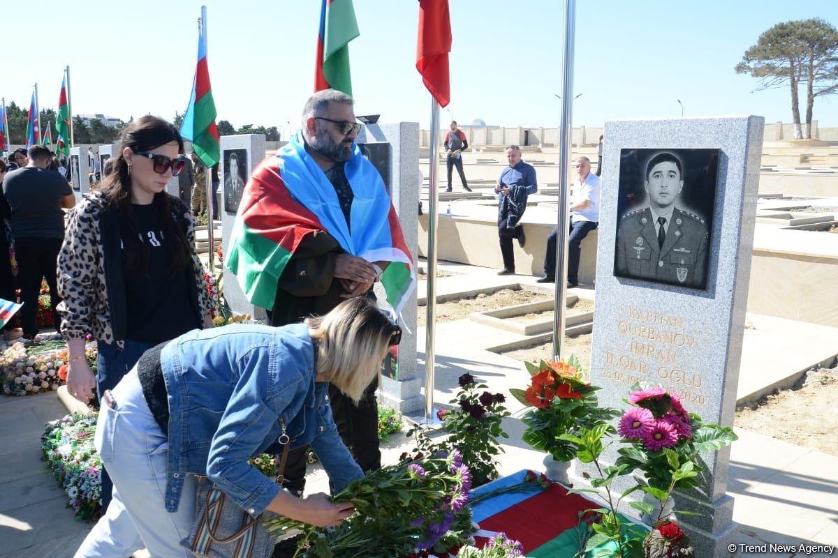 Azerbaijani people paying tribute to memory of martyrs  (PHOTO)