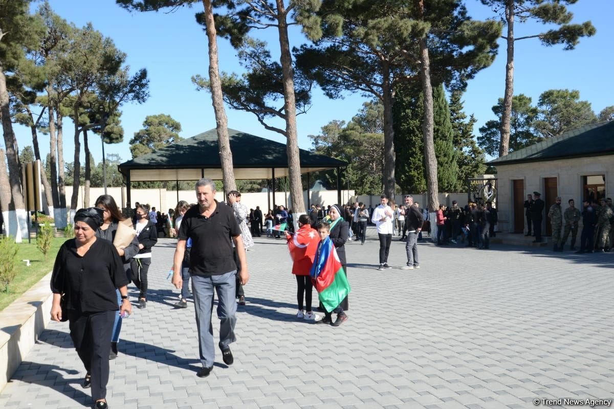 Azerbaijani people paying tribute to memory of martyrs  (PHOTO)