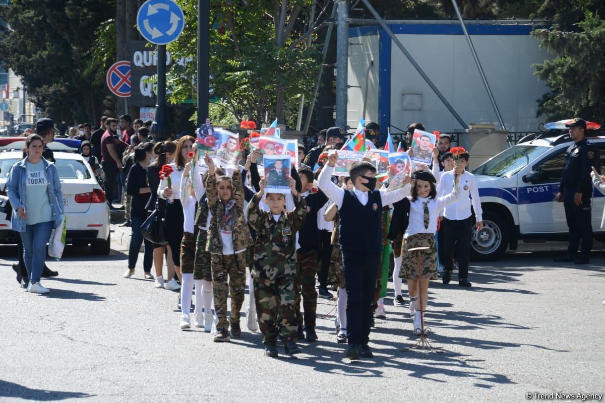 Azerbaijani people paying tribute to memory of martyrs  (PHOTO)