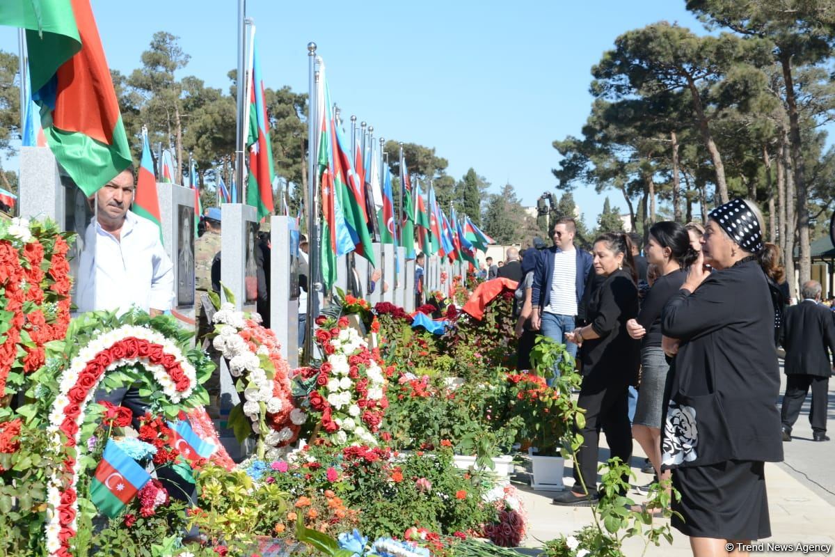 Azerbaijani people paying tribute to memory of martyrs  (PHOTO)