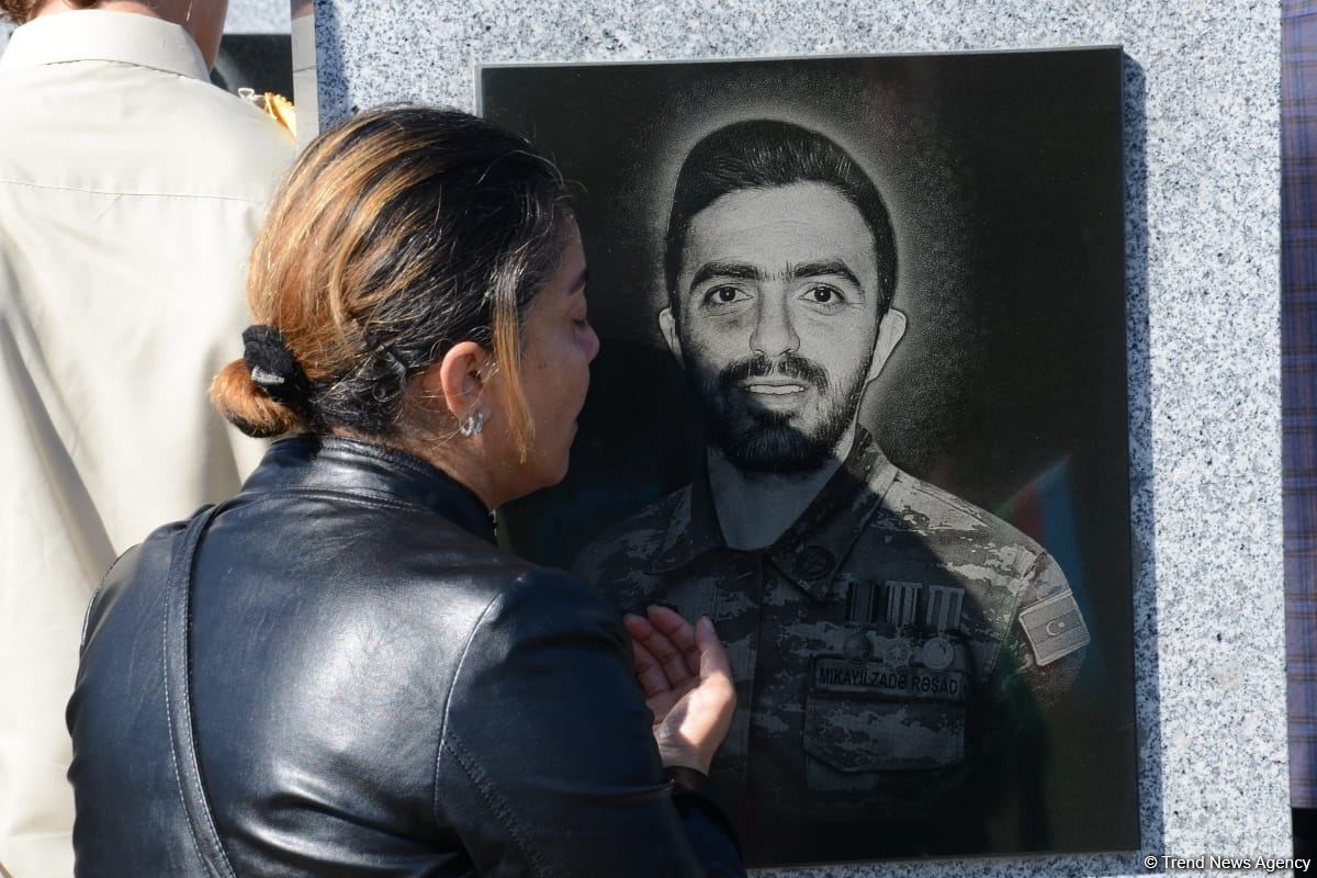 Azerbaijani people paying tribute to memory of martyrs  (PHOTO)