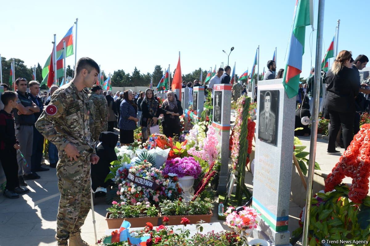 Azerbaijani people paying tribute to memory of martyrs  (PHOTO)