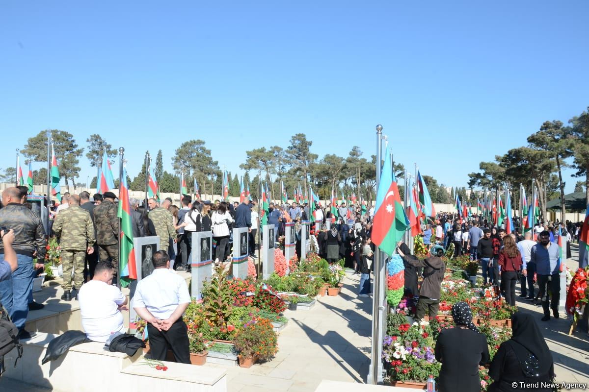 Azerbaijani people paying tribute to memory of martyrs  (PHOTO)