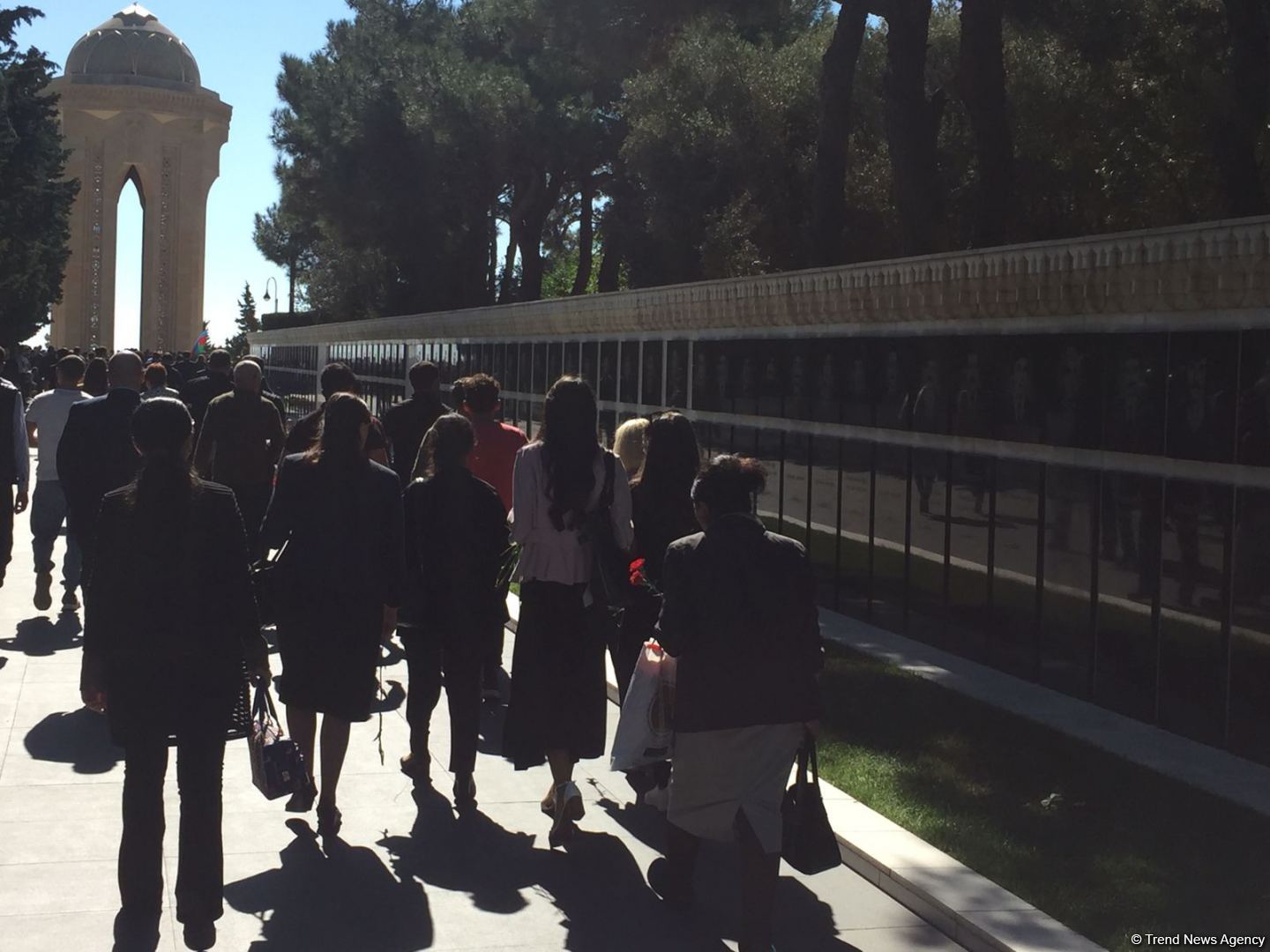 Azerbaijani people paying tribute to memory of martyrs  (PHOTO)