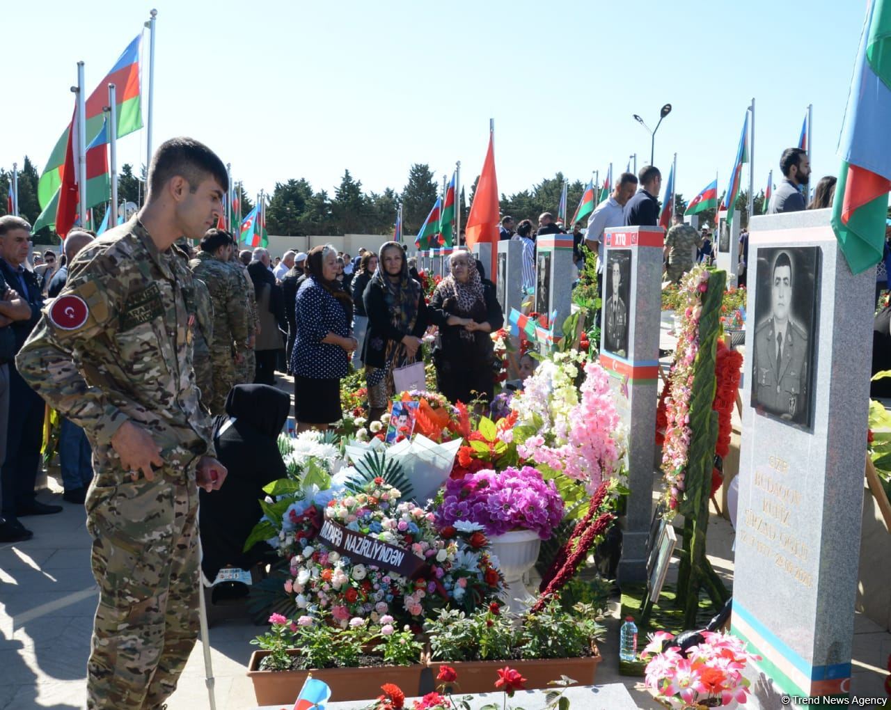 Azerbaijani people paying tribute to memory of martyrs  (PHOTO)