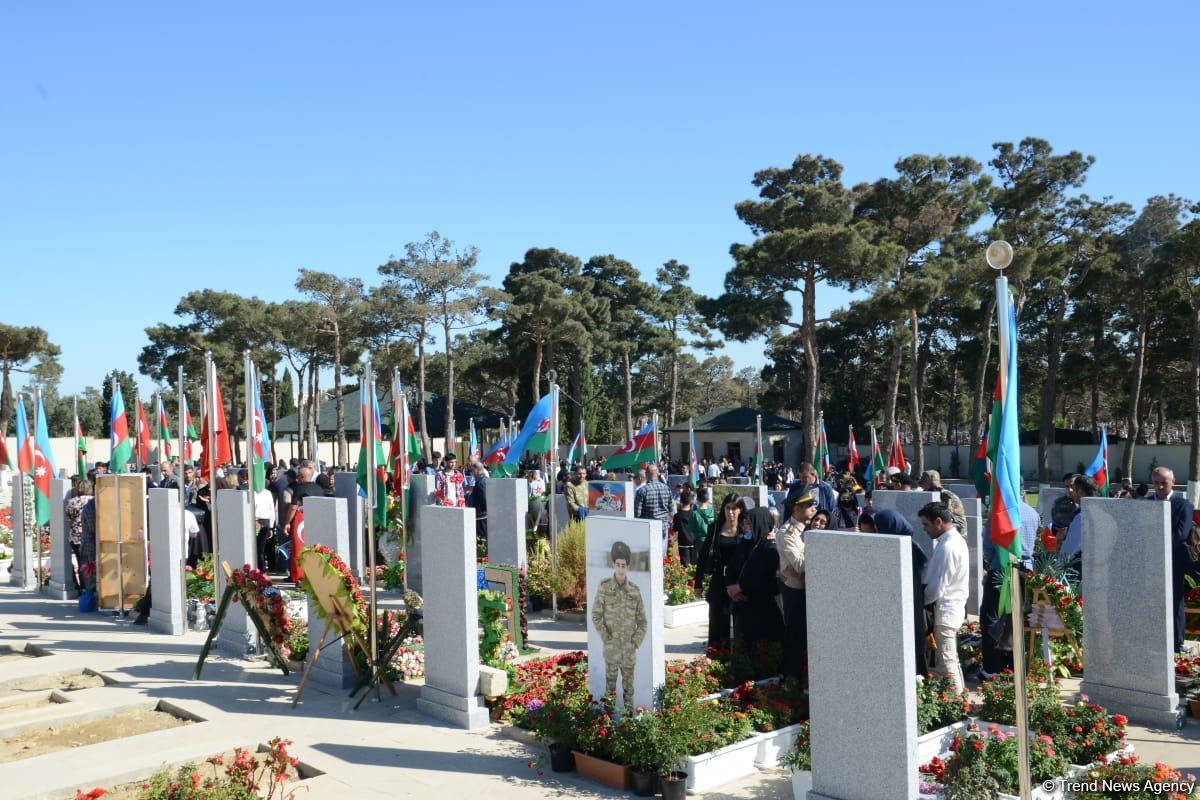 Azerbaijani people paying tribute to memory of martyrs  (PHOTO)