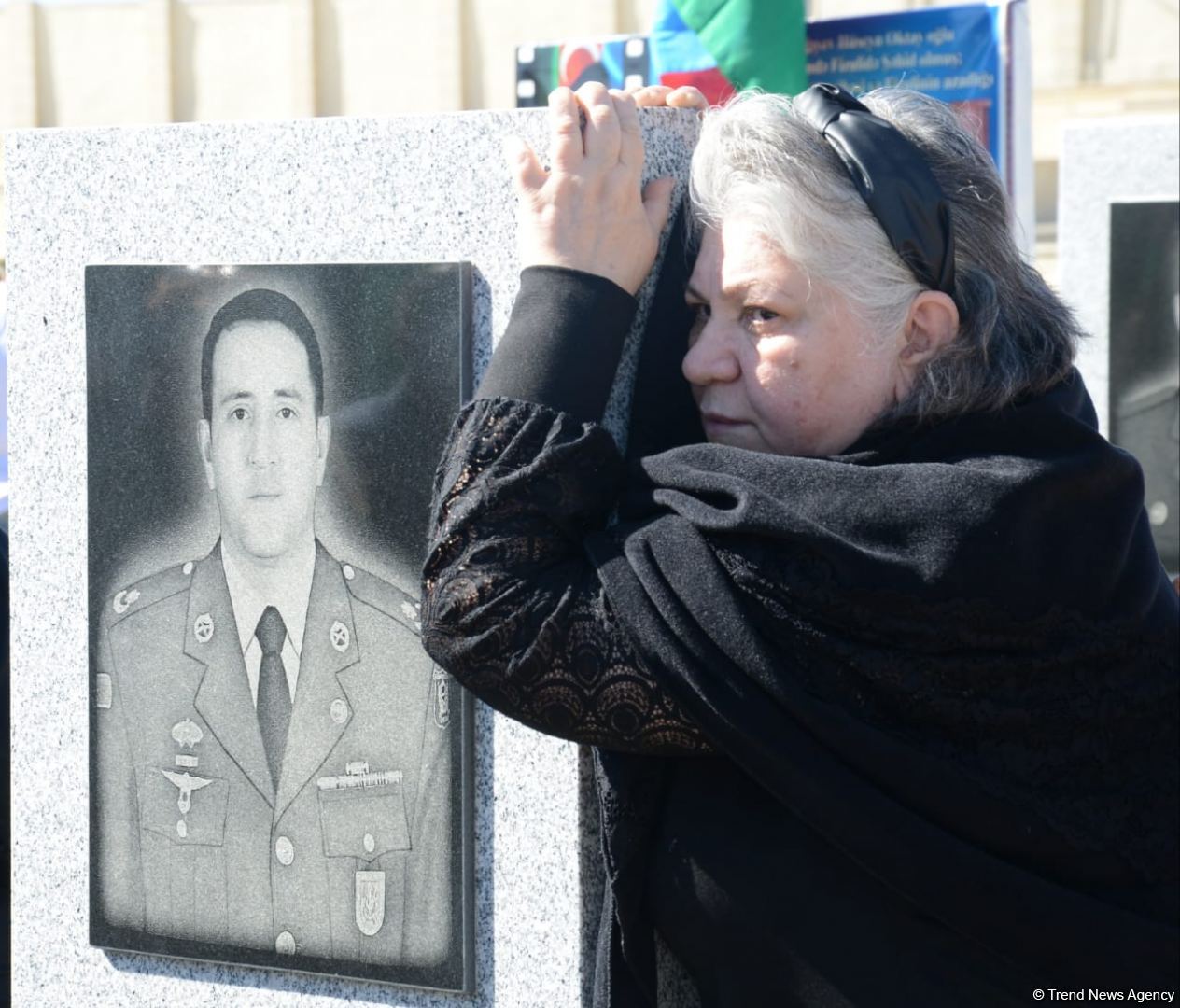 Azerbaijani people paying tribute to memory of martyrs  (PHOTO)