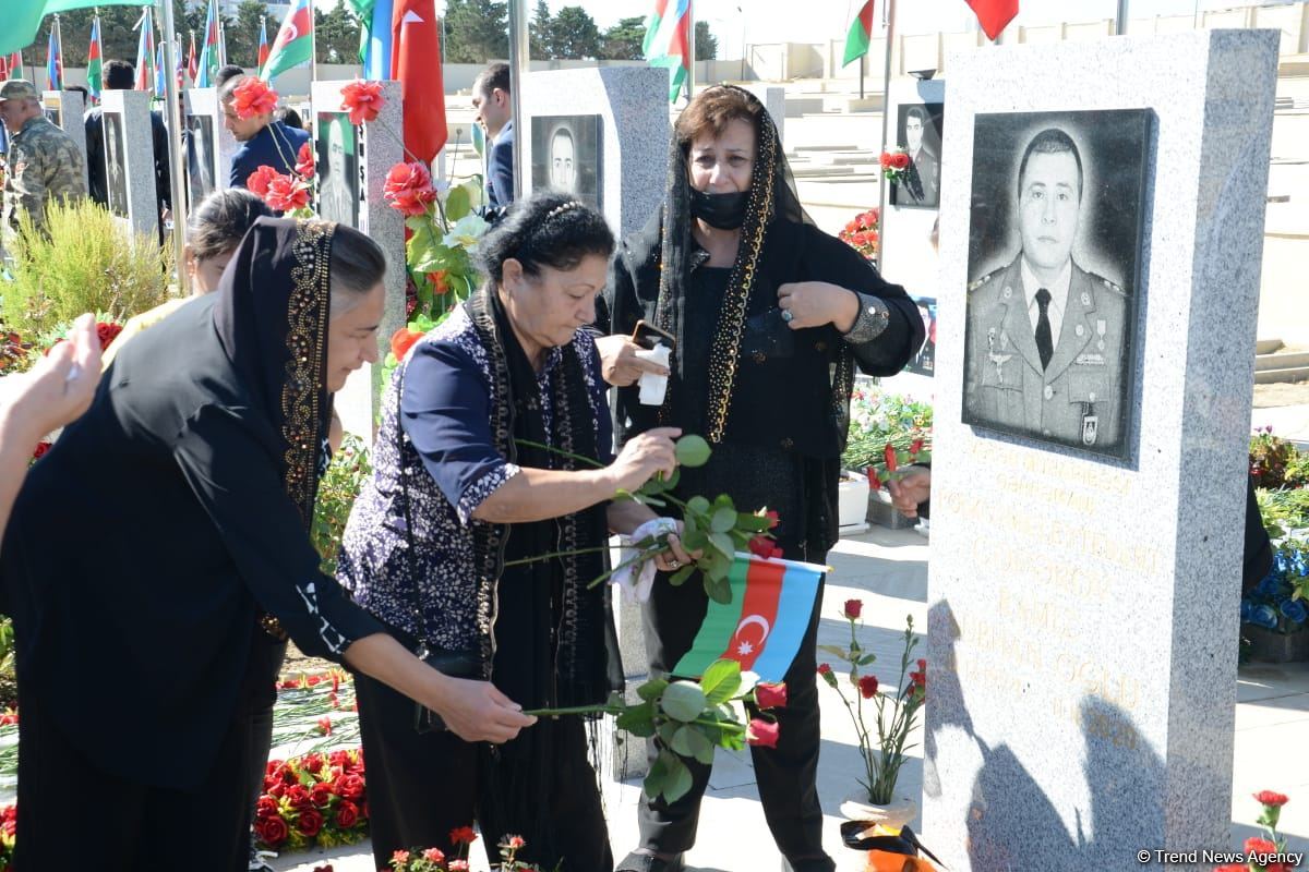Azerbaijani people paying tribute to memory of martyrs  (PHOTO)