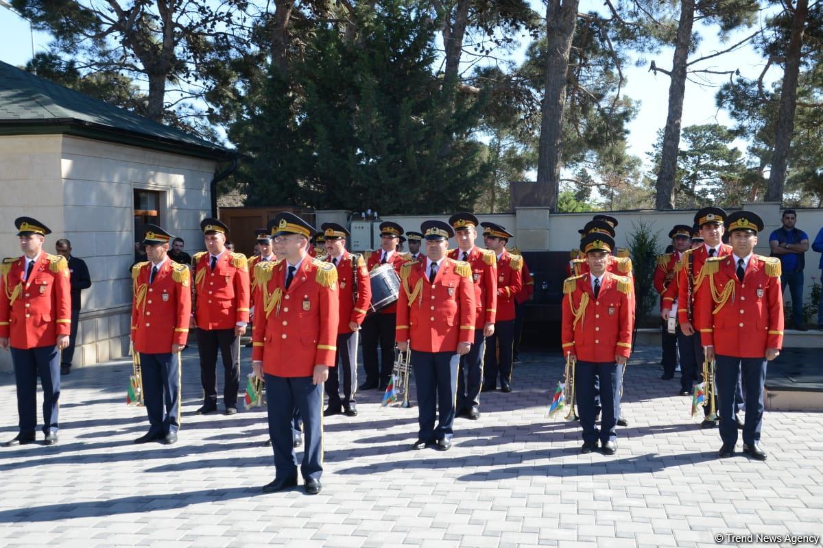 Azerbaijani people paying tribute to memory of martyrs  (PHOTO)