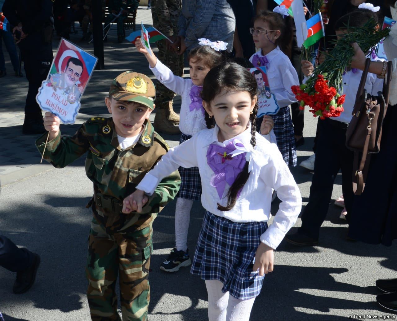 Azerbaijani people paying tribute to memory of martyrs  (PHOTO)