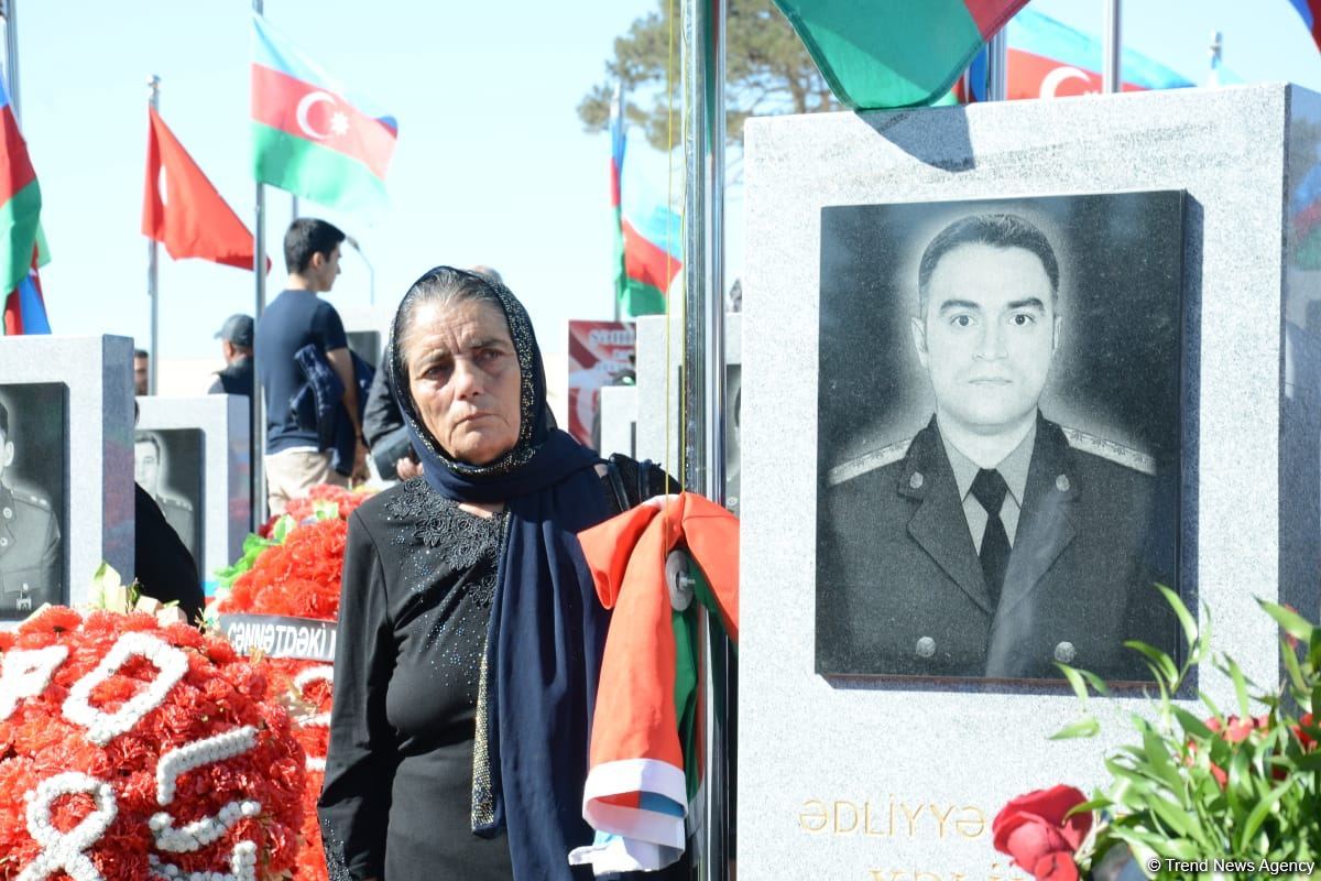 Azerbaijani people paying tribute to memory of martyrs  (PHOTO)