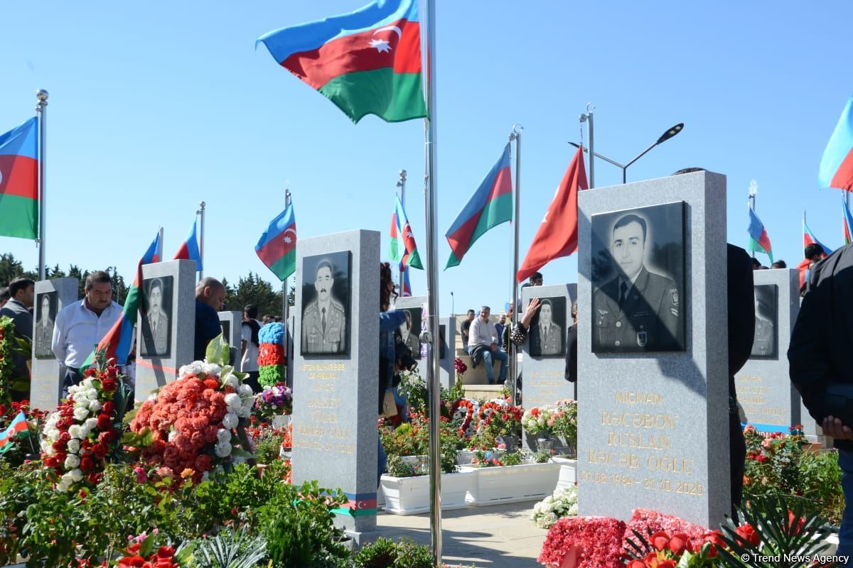 Azerbaijani people paying tribute to memory of martyrs  (PHOTO)