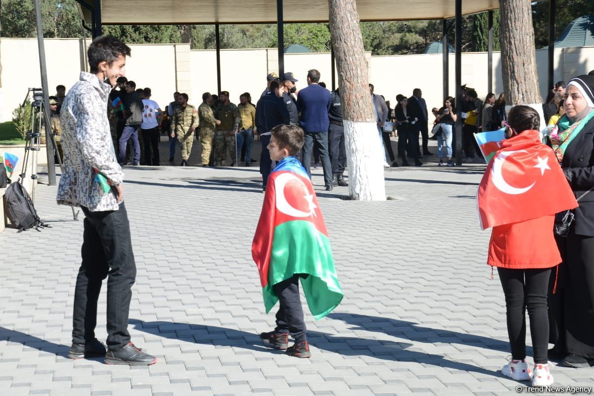 Azerbaijani people paying tribute to memory of martyrs  (PHOTO)