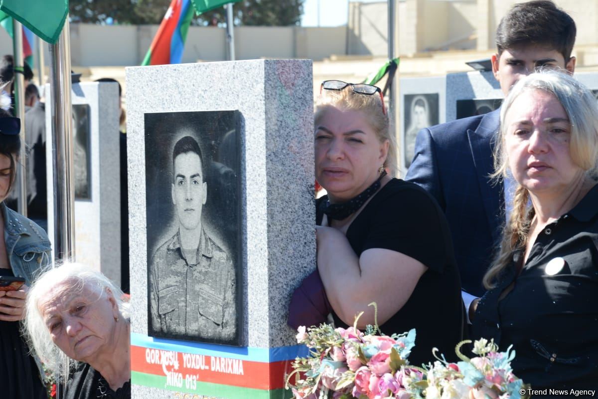 Azerbaijani people paying tribute to memory of martyrs  (PHOTO)