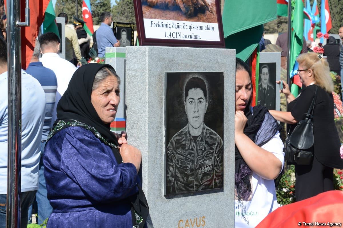 Azerbaijani people paying tribute to memory of martyrs  (PHOTO)