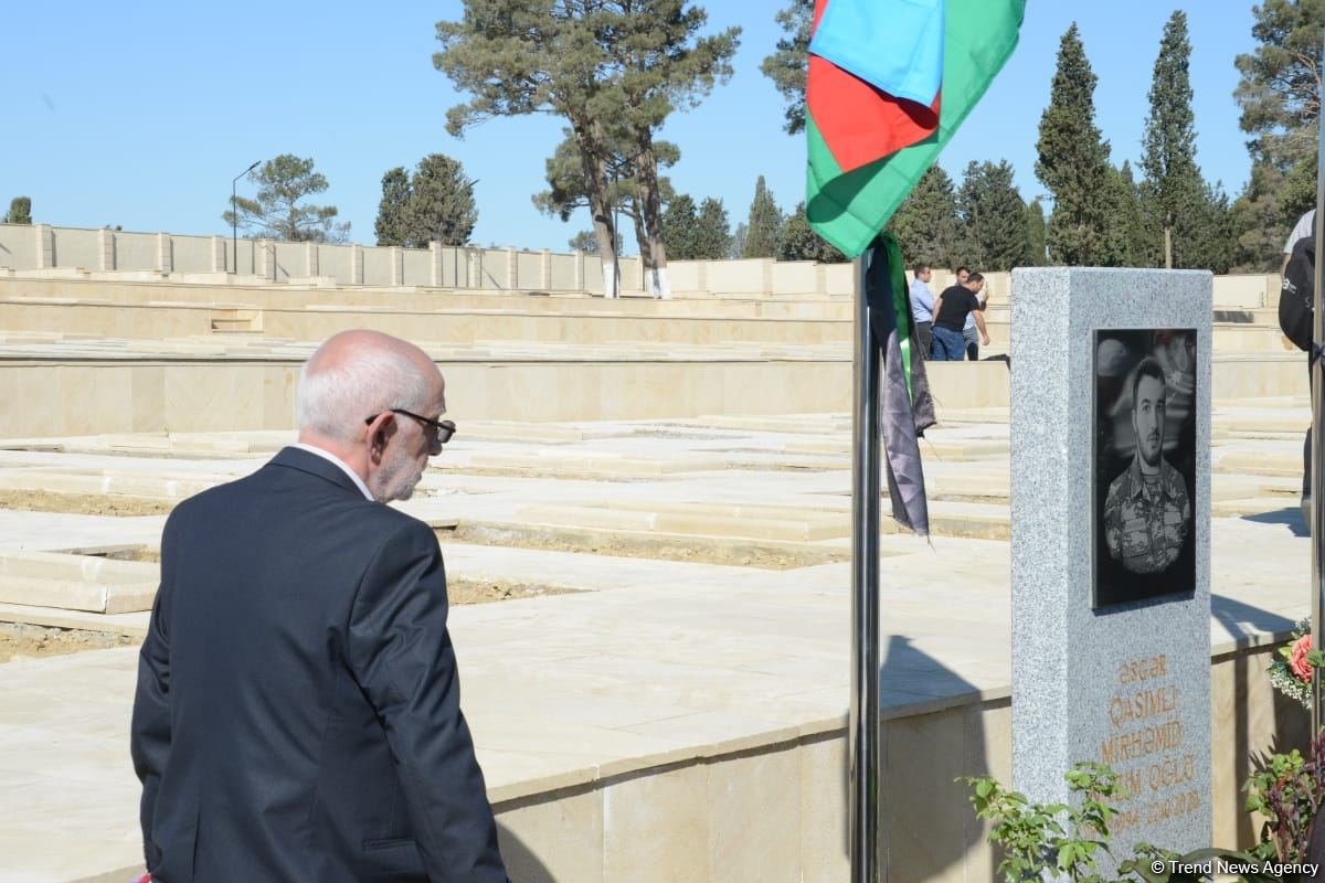 Azerbaijani people paying tribute to memory of martyrs  (PHOTO)