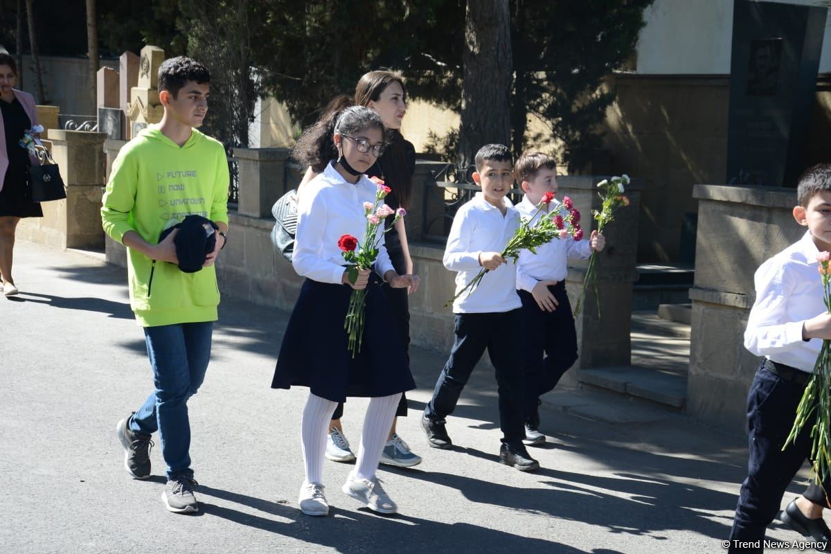Azerbaijani people paying tribute to memory of martyrs  (PHOTO)