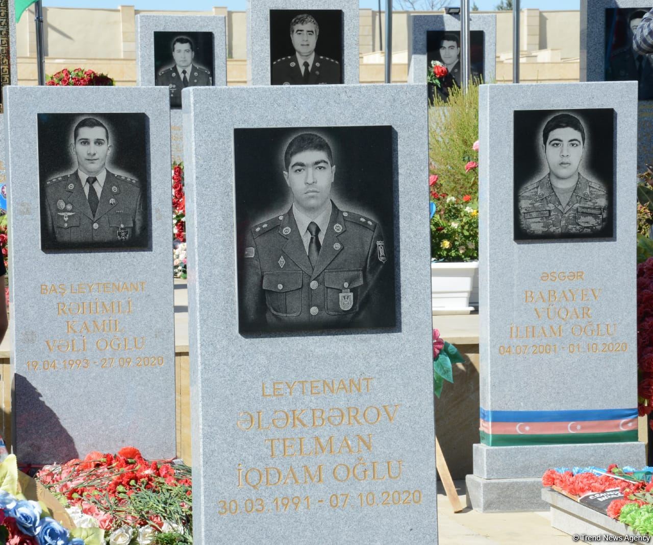 Azerbaijani people paying tribute to memory of martyrs  (PHOTO)