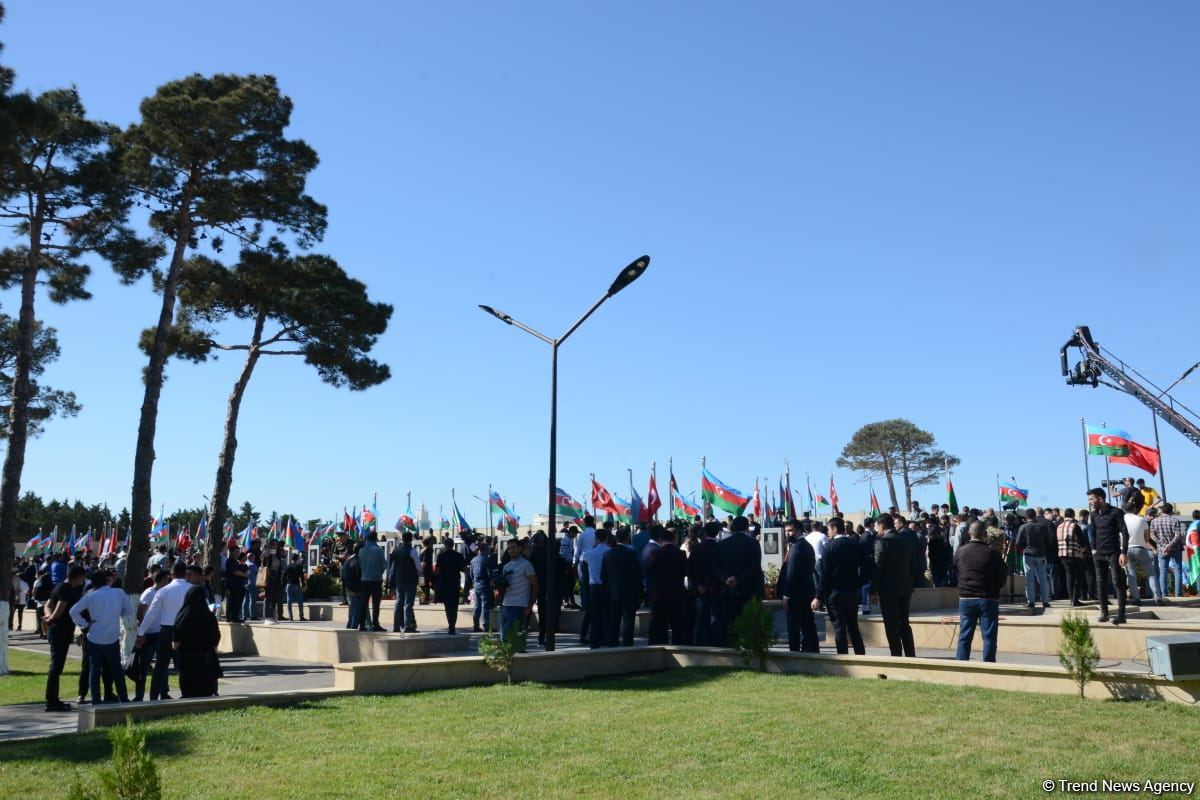 Azerbaijani people paying tribute to memory of martyrs  (PHOTO)