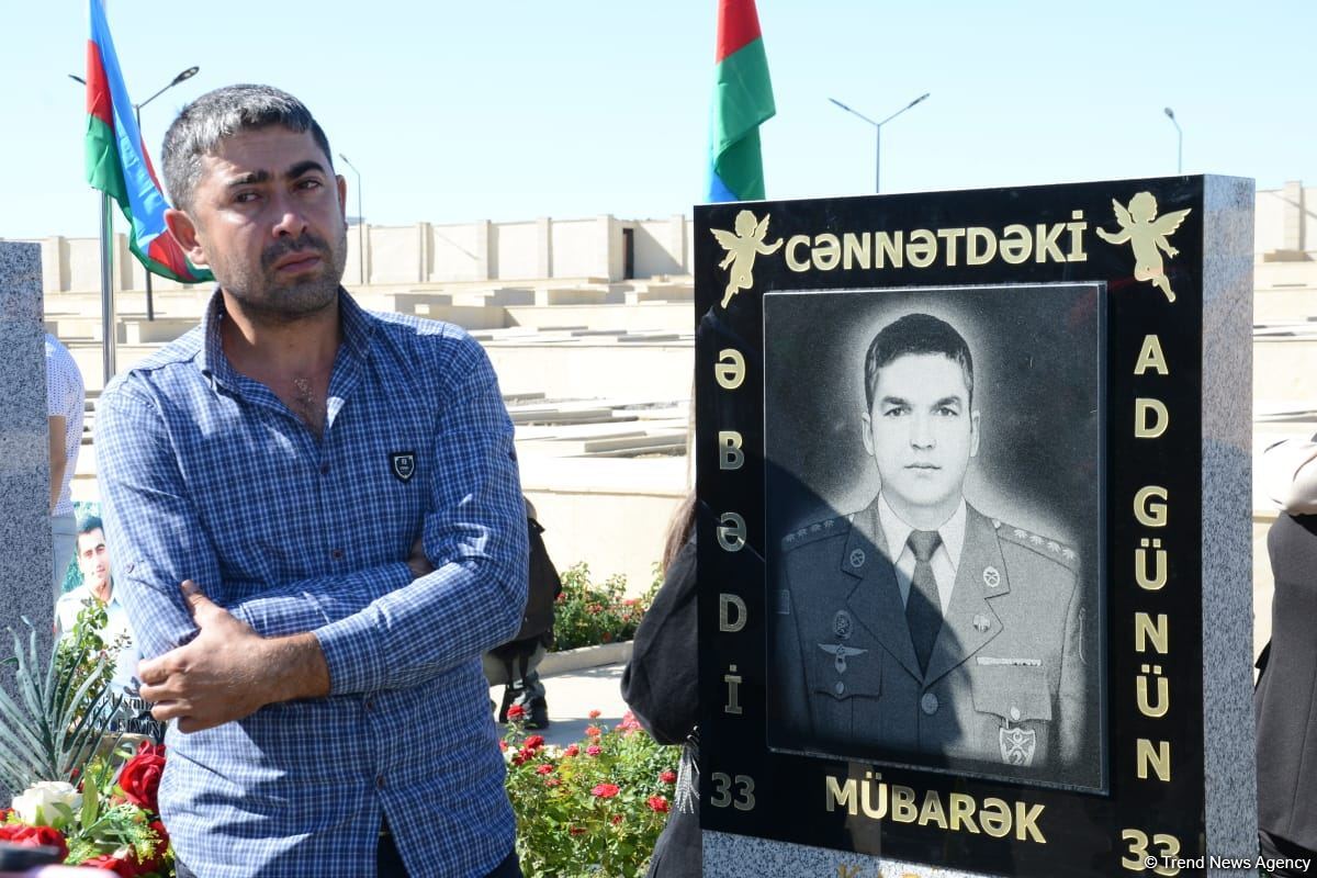Azerbaijani people paying tribute to memory of martyrs  (PHOTO)