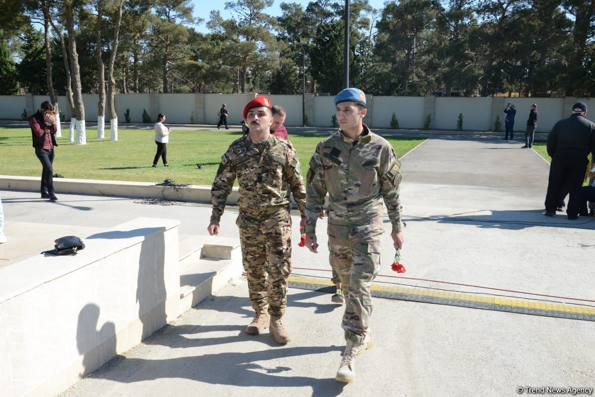 Azerbaijani people paying tribute to memory of martyrs  (PHOTO)