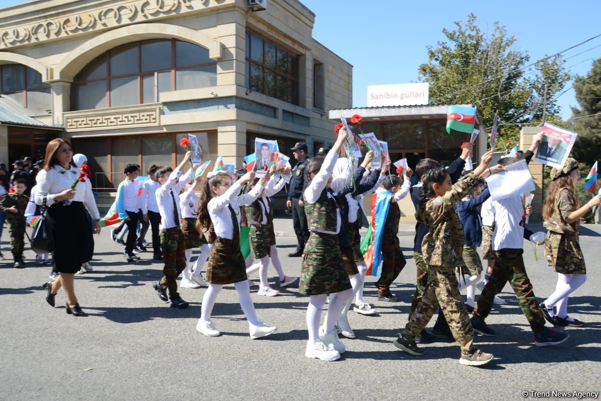 Azerbaijani people paying tribute to memory of martyrs  (PHOTO)