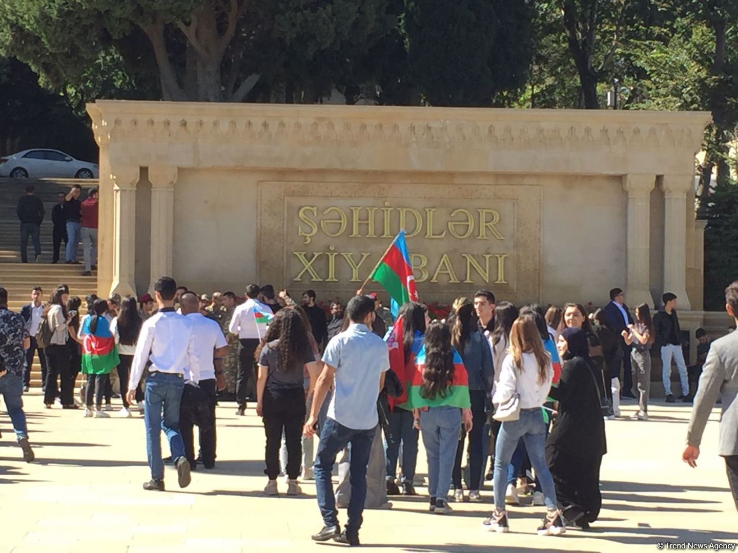 Azerbaijani people paying tribute to memory of martyrs  (PHOTO)