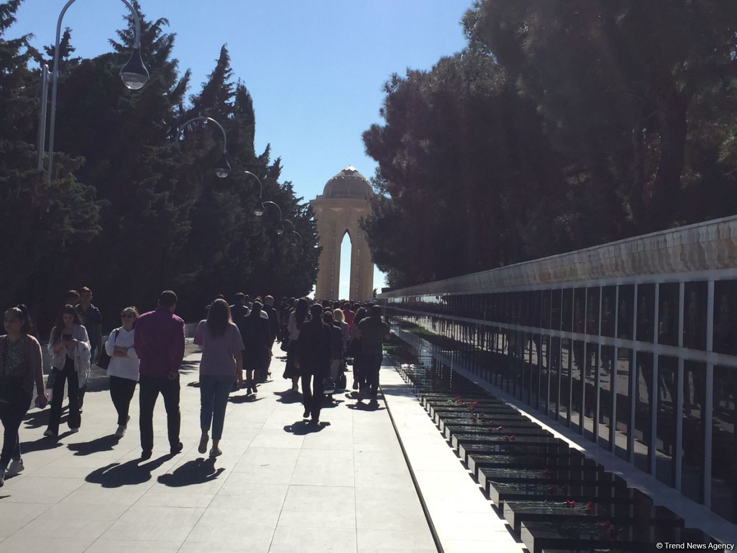 Azerbaijani people paying tribute to memory of martyrs  (PHOTO)