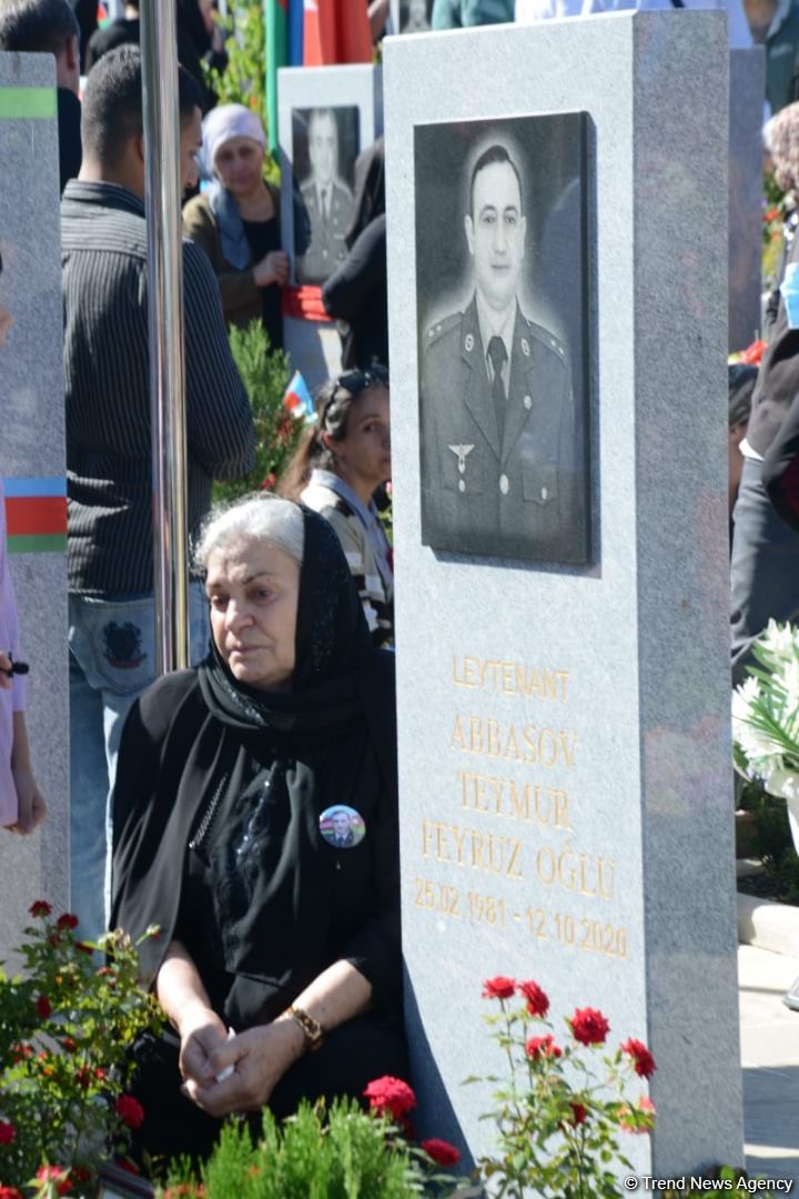 Azerbaijani people paying tribute to memory of martyrs  (PHOTO)