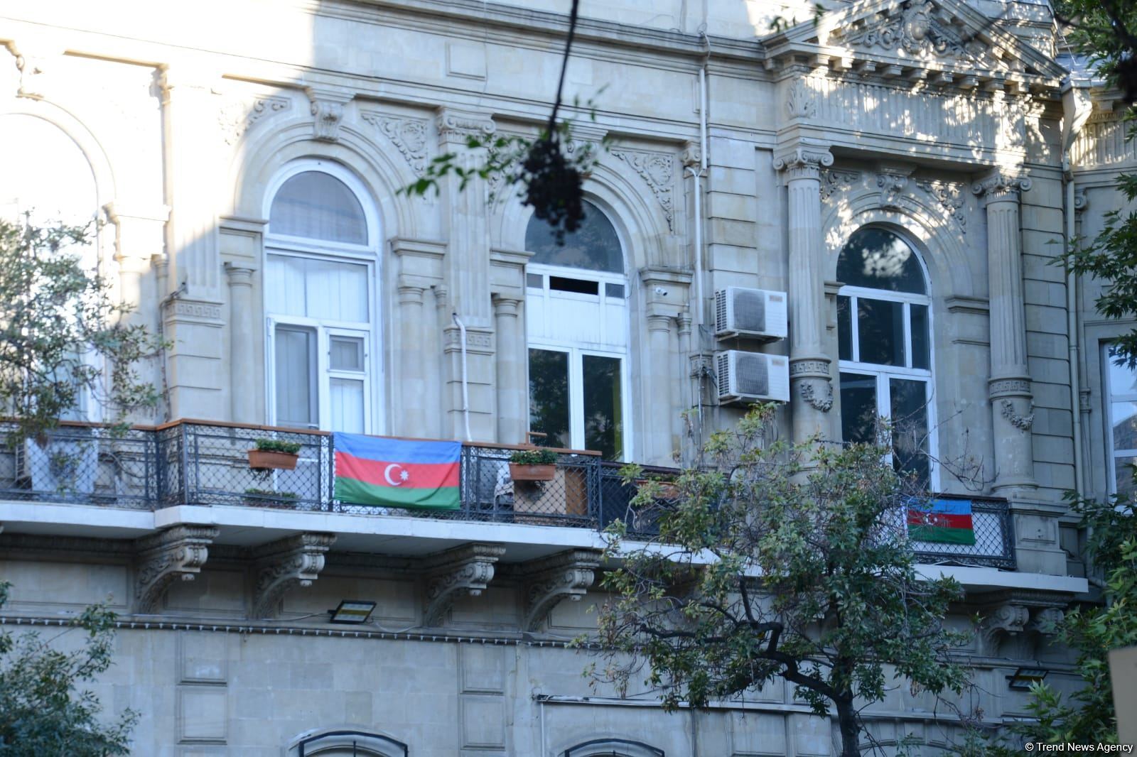 Улицы и проспекты Баку в День памяти украшены азербайджанскими флагами (ФОТО)