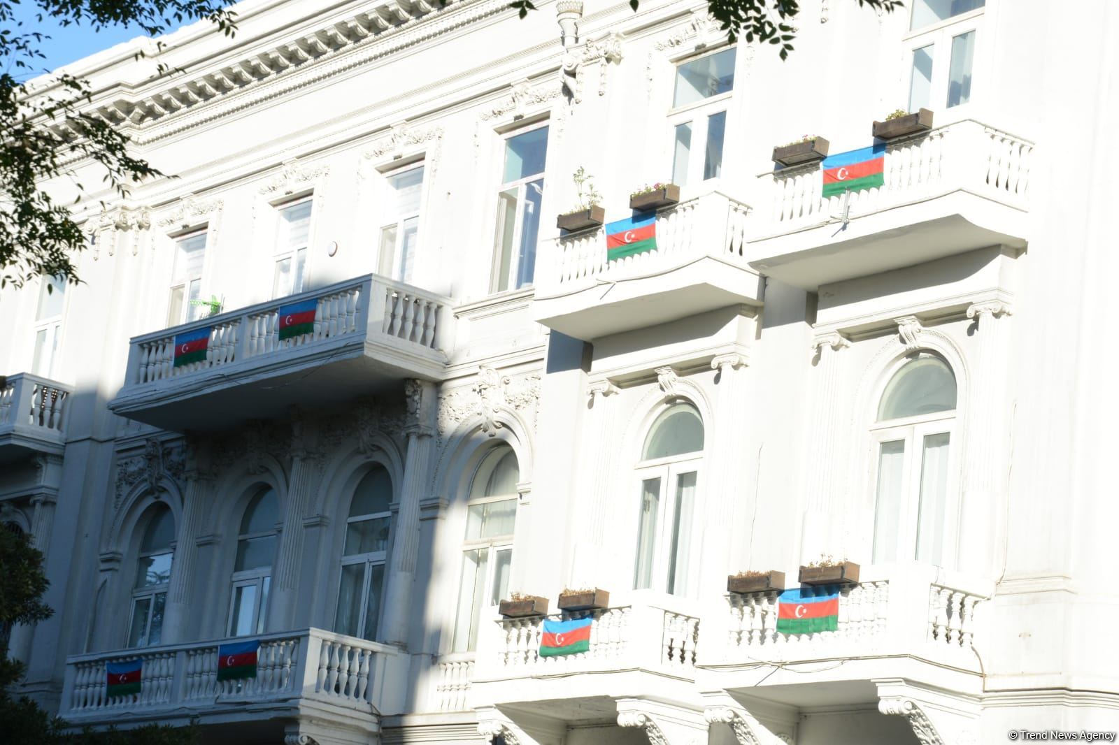 Улицы и проспекты Баку в День памяти украшены азербайджанскими флагами (ФОТО)