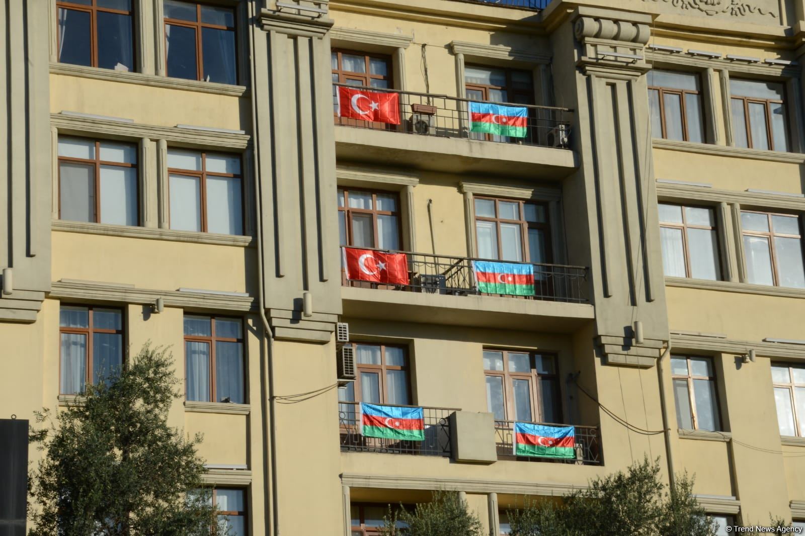 Улицы и проспекты Баку в День памяти украшены азербайджанскими флагами (ФОТО)