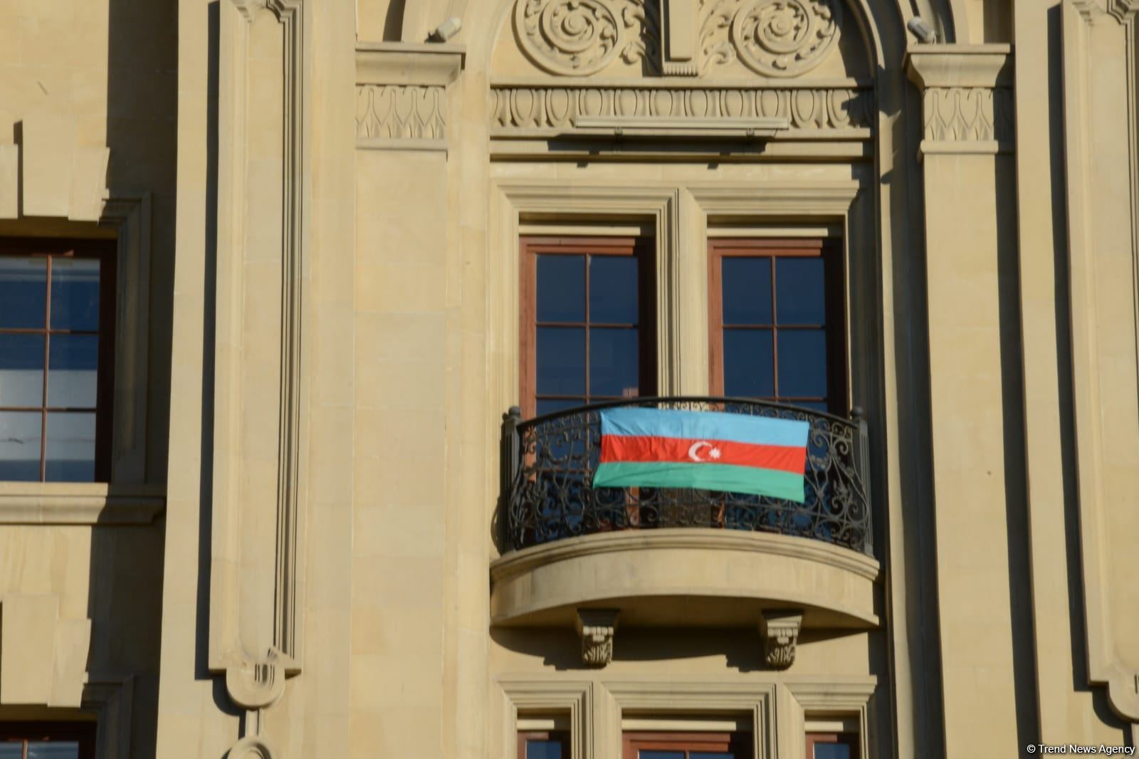 Улицы и проспекты Баку в День памяти украшены азербайджанскими флагами (ФОТО)