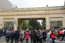 В БГУ объяснили причины скопления студентов перед корпусами вуза (ФОТО)