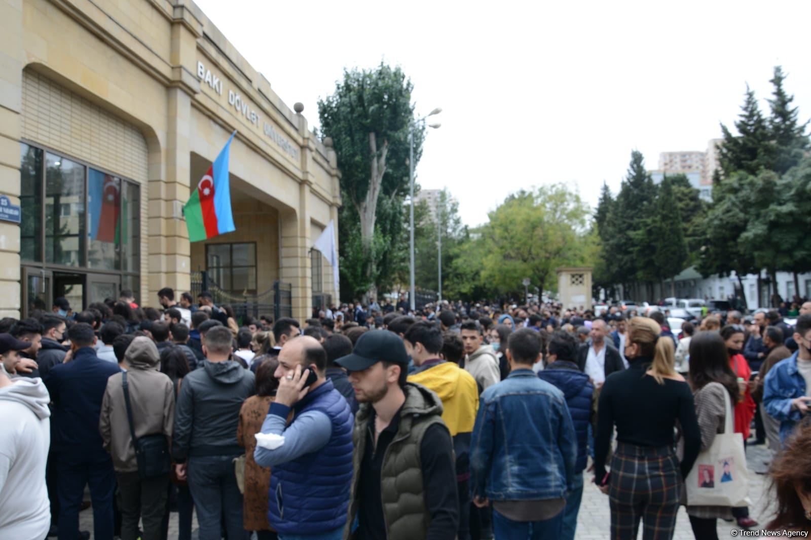 В БГУ объяснили причины скопления студентов перед корпусами вуза (ФОТО)