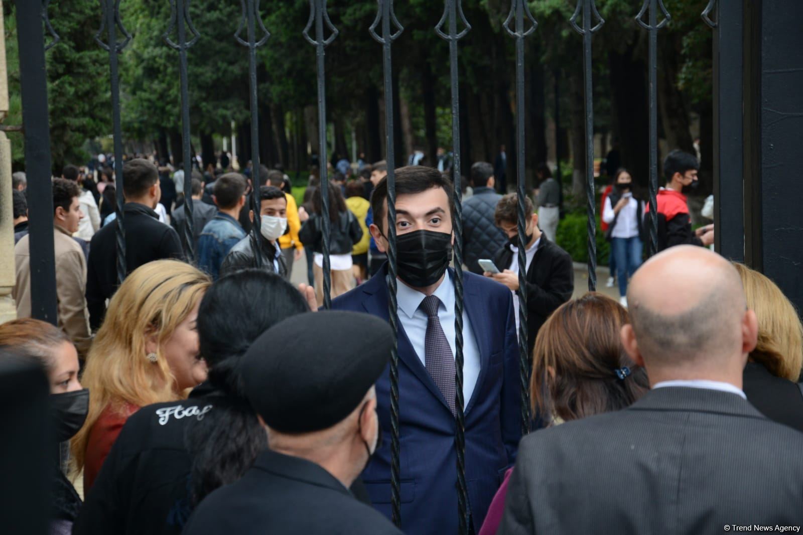 В БГУ объяснили причины скопления студентов перед корпусами вуза (ФОТО)