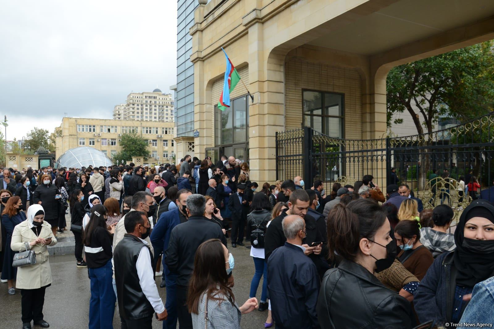 В БГУ объяснили причины скопления студентов перед корпусами вуза (ФОТО)