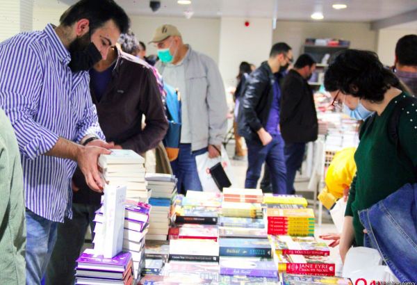 В Баку открылась Национальная книжная выставка-продажа, представлено более 50 000 книг (ФОТО)