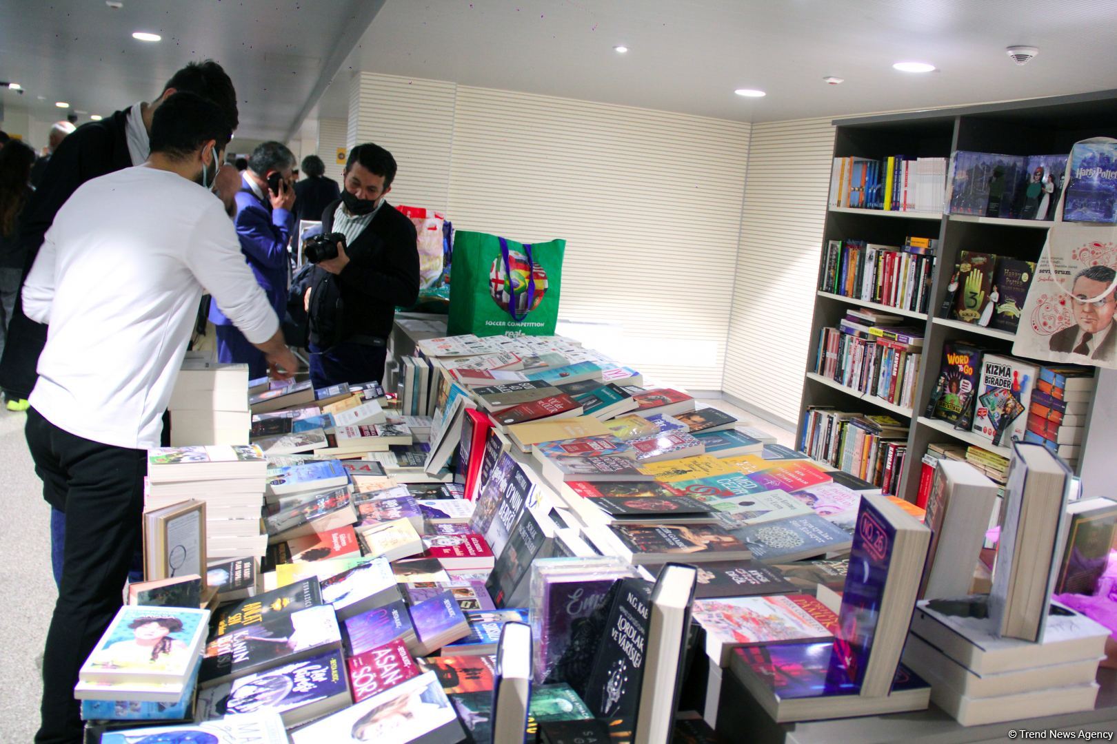 В Баку открылась Национальная книжная выставка-продажа, представлено более 50 000 книг (ФОТО)